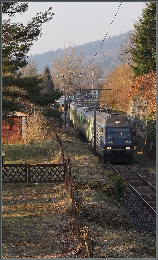Die BLS Re 465 010-7 hat mir ihrem RE 3910 den Spitzkehr Bahnhof Chambrelien verlasen und fährt nun Lok voraus Richtung La Chaux de Fonds.
18. März 2016