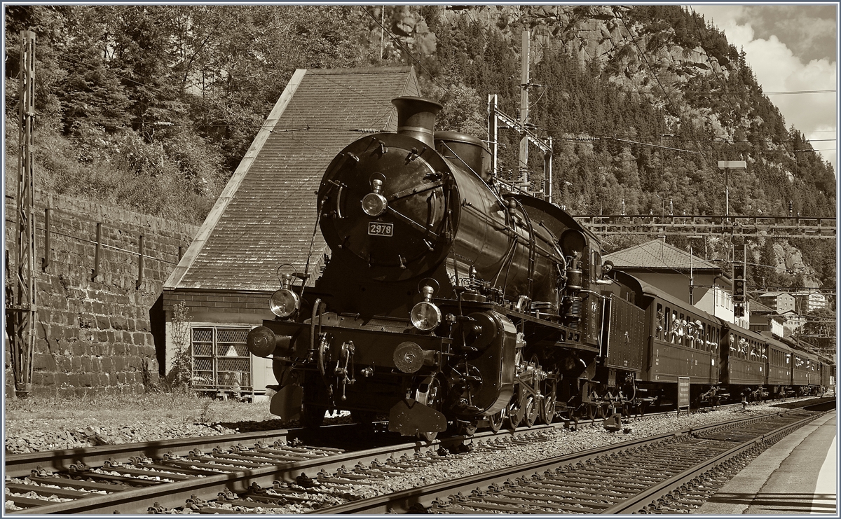 Die C 5/6 2978 ist mir ihrem SRF Extrazug in Göschenen eingetroffen und fasst nach der langen und steilen Fahrt über die Nordrampe ausgiebig Wasser.
28. Juli 2016