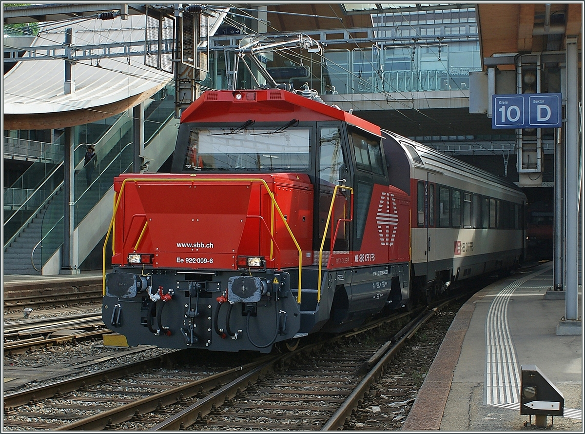 Die Ee 922 009-6 manöveriert in Bern einen Verstärkungswagen an einen IC/IR. 
28. Juli 2010