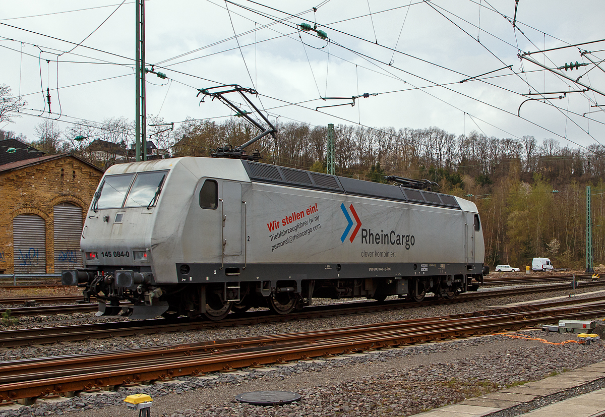 Die ehemalige Schweizerin, ex SBB Cargo 481 002-4, ex MThB Re 486 652-1....
Die RHC 145 084-0 (91 80 6145 084-0 D-RHC) der RheinCargo GmbH & Co. KG (Neuss) fährt am 15.04.2021 als Tfzf (Triebfahrzeugfahrt) bzw. Lz (Lokzug) durch Betzdorf (Sieg) in Richtung Köln.

LEBENSLAUF der Lok
Neben den Loks der BR 145 der DB wurden damals auch sechs baugleiche Loks durch die Schweizer Privatbahn MThB als Re 486 bei ADtranz bestellt. So wurde diese Lok 2000 von ADtranz (ABB Daimler-Benz Transportation GmbH) in Kassel unter der Fabriknummer 33375 gebaut und an die MThB (Mittelthurgaubahn AG) als Re 486 652-1 geliefert. Bedingt durch die Liquidierung der MThB wurde die Lok an die SBB Cargo verkauft und als SBBC Re 481 002-4 umgezeichnet. 

2005 wurde sie dann, wie weitere Re 481er, an die MRCE verkauf und vorerst als 481 002-4 geführt. Im Jahr 2007 bekam sie dann die NVR-Nummer  91 80 6145 084-0 D-DISPO und wurde nun auch als 145 084-4 bei der MRCE Dispolok geführt. Unteranderem war sie auch an die DB Schenker (heute DB Cargo) vermietet, so konnte ich sie auch 2014 ablichten. Zum 01. Oktober  2015 wurde die Lok an die RheinCargo GmbH & Co. KG verkauft.