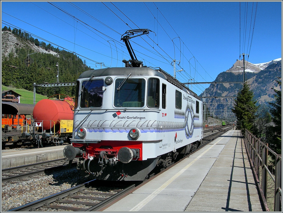 Die einen Güterzug nachgeschoben Re 436 114-3 fährt nun von Kandersteg wieder talwäts. 
11. April 2014