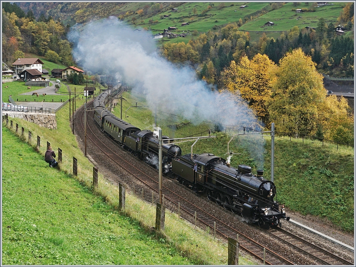 Die Elefanten kommen! Die C 5/6 N° 2978 und N° 2969 führen gemeinsam einen langen Extrazug über die Gotthard Panorama Strecke. Dem Vernehmen nach soll diese Doppeltraktion die erste seit über sechzig Jahren sein.
Intschi, den 21. Okt. 2017