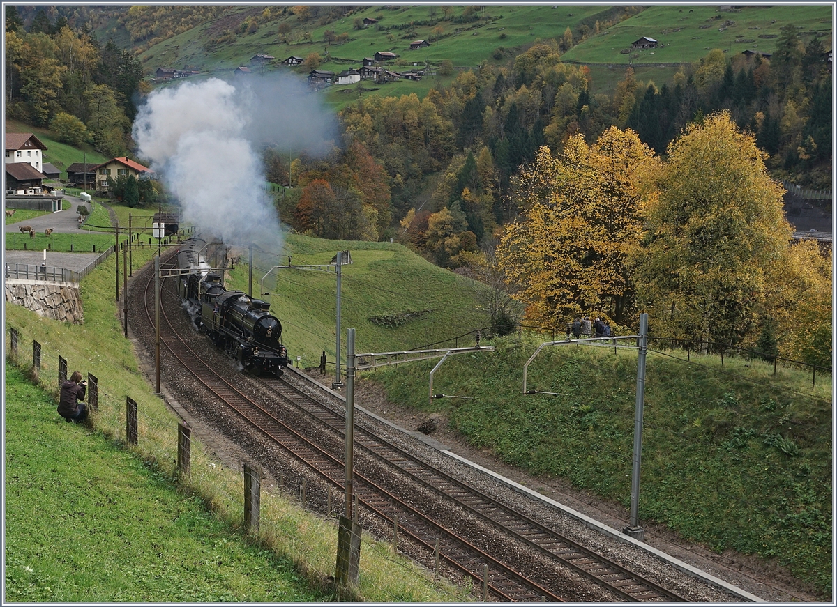 Die Elefanten kommen! Die C 5/6 N° 2978 und N° 2969 führen gemeinsam einen langen Extrazug über die Gotthard Panorama Strecke. Dem Vernehmen nach soll diese Doppeltraktion die erste seit über sechzig Jahren sein.
Intschi, den 21. Okt. 2017