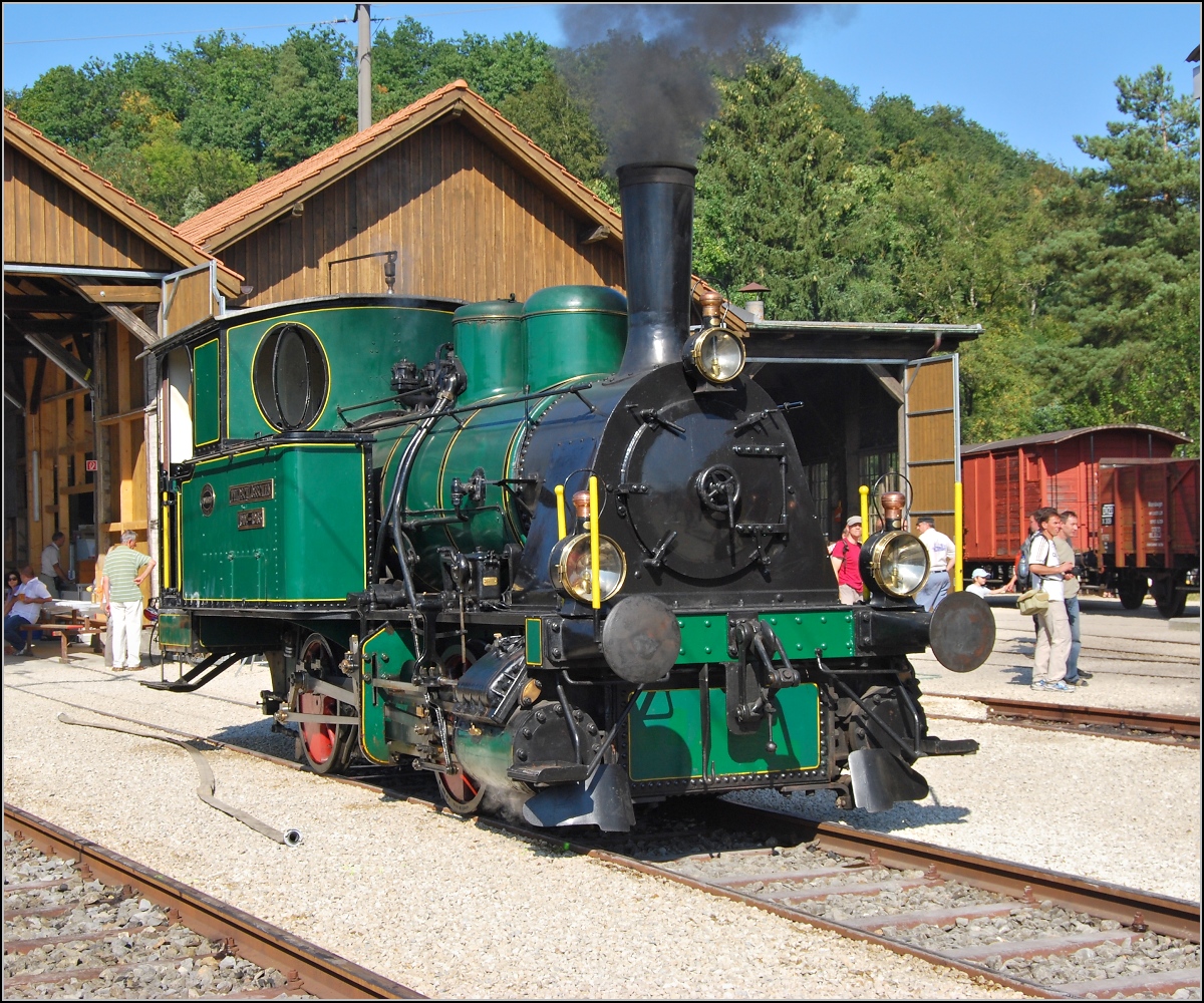 Die Feldschl�sschen-Rangierlok Chnurrli, E 2/2, Baujahr 1907, vor dem Koblenzer Lokschuppen. Sommer 2009. <A href= http://dampfgruppe-zuerich.ch/index.php/fahrzeuge/e-2-2-chnurrli/geschichte-chnurrli >Mehr Infos �ber diese Lok</A> gibt es bei der <A href= http://dampfgruppe-zuerich.ch/ >Dampfgruppe Z�rich</A>.