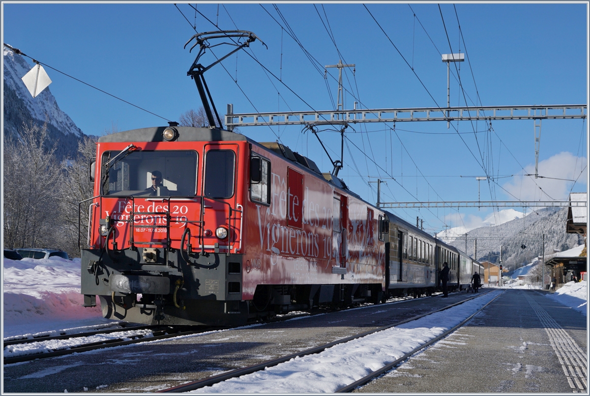 Die GDe 4/4 6005 mit dem  Belle-Epoque  Zug in Saaen. Da die  Belle-Epoque Wagen auf automatischen Kupplung und den Einsatz zwischen den Alpina-Triebwagen umgebaut werden, war in diesen Zug nur ein  Belle-Epoque  Wagen eingereiht.
2. Feb. 2018