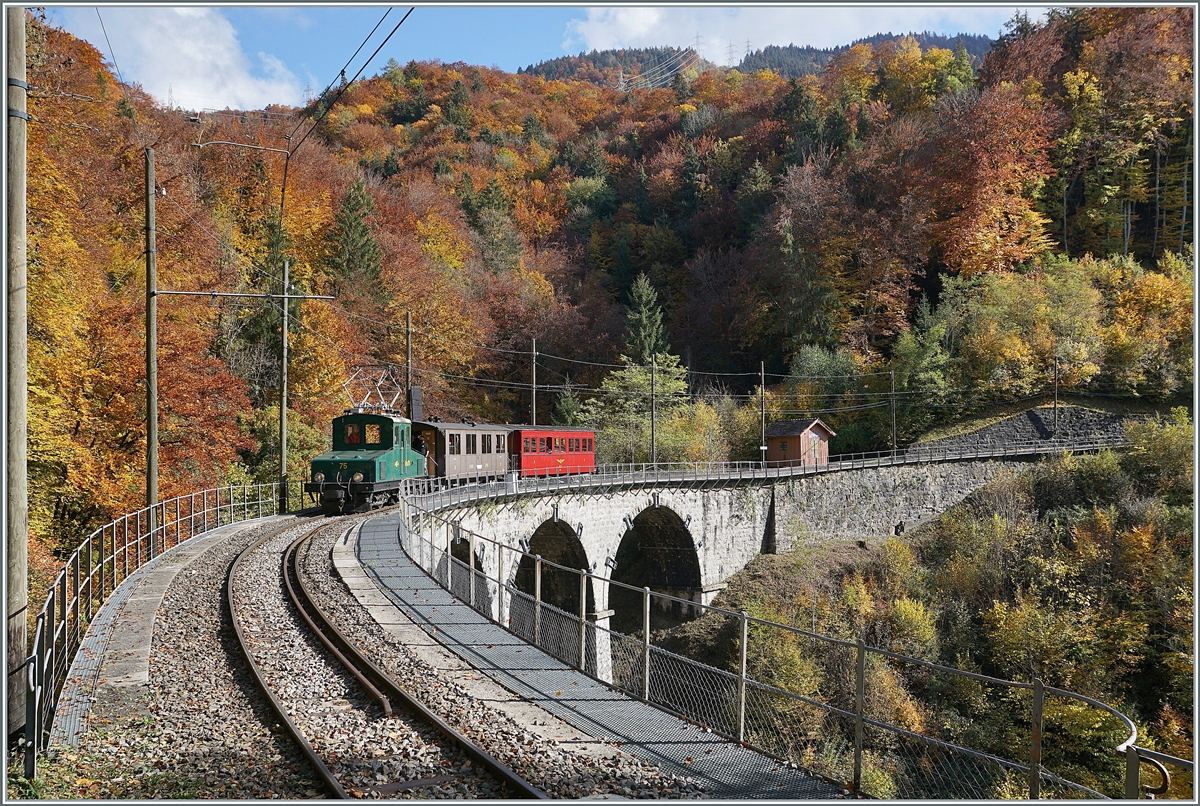 Die +GF+ Ge 4/4 75 (1913) auf dem Weg nach Blonay überquert bei Vers chez Robert den Baye de Clarens Viadukt. 

24. Okt. 2020