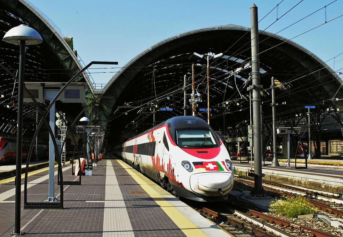 Die Italienreise des  Johann Wolfgang von Goethe : RABe 503 022 verlässt mit dem EC 358 nach Basel SBB am 01.05.2019 Milano Centrale