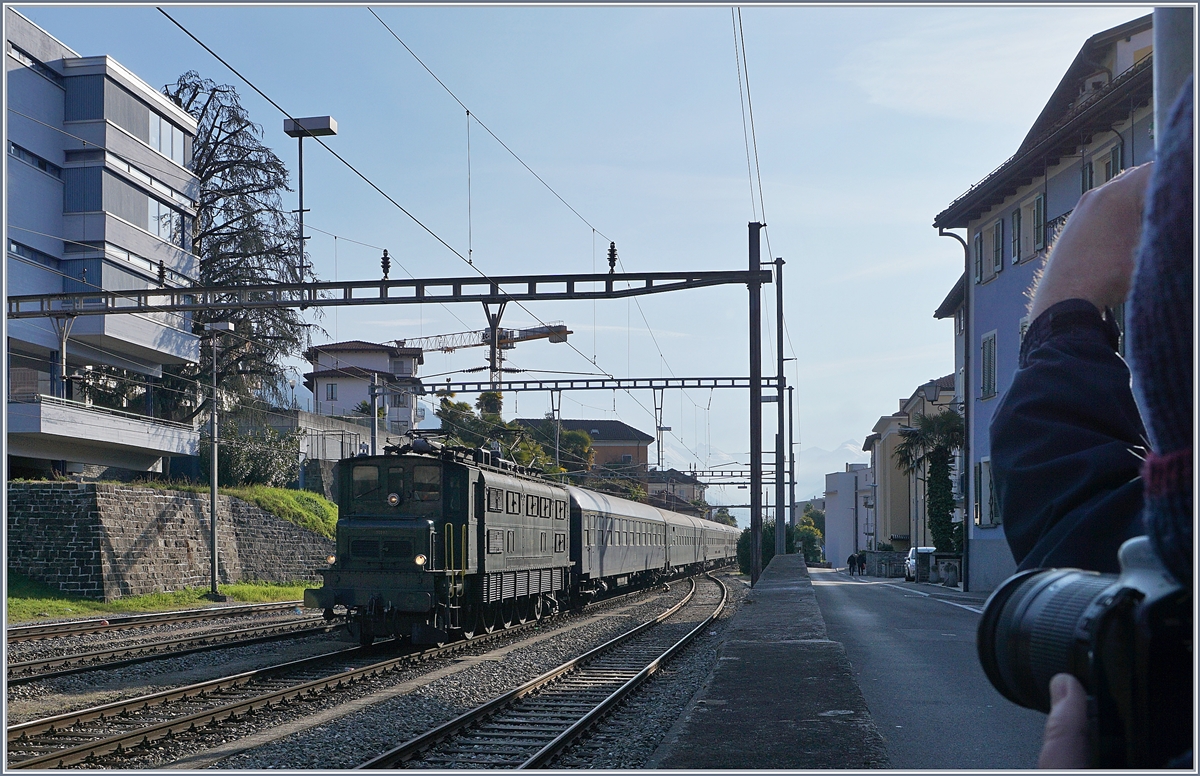 Die Kameras sind auf die Ae 4/7 10987 gerichtet, die mit einem langen Extrazug Locarno erreicht.
22. März 2018