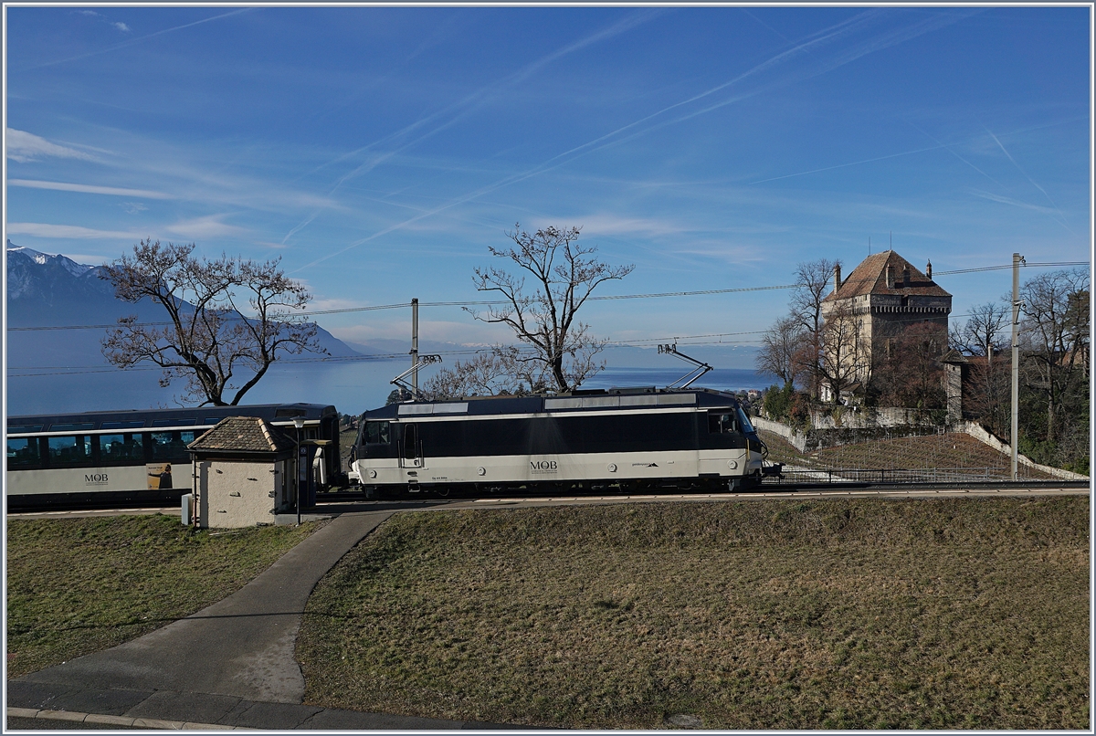 Die MOB Ge 4/4 8004 mit ihrem IR 2122 Montreux - Zweisimmen bei der Durchfahrt in Châtelard VD.
16.01.2019