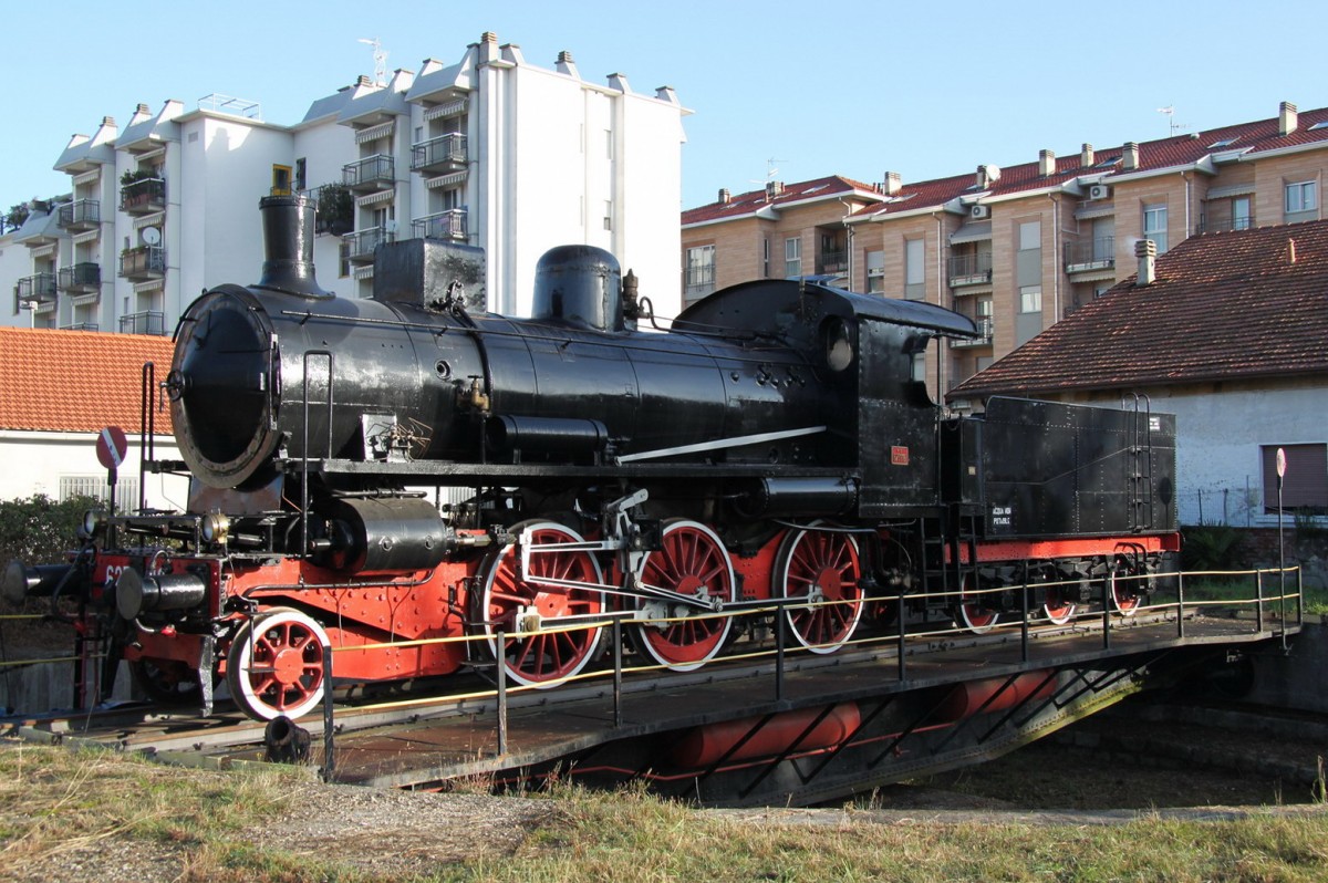 Die restaurierte,aber nicht betriebsf�hige FS Dampflok 625 116(1910/22)des Vereins Associazione Verbano Express am 21.10.12 in Luino/It.

