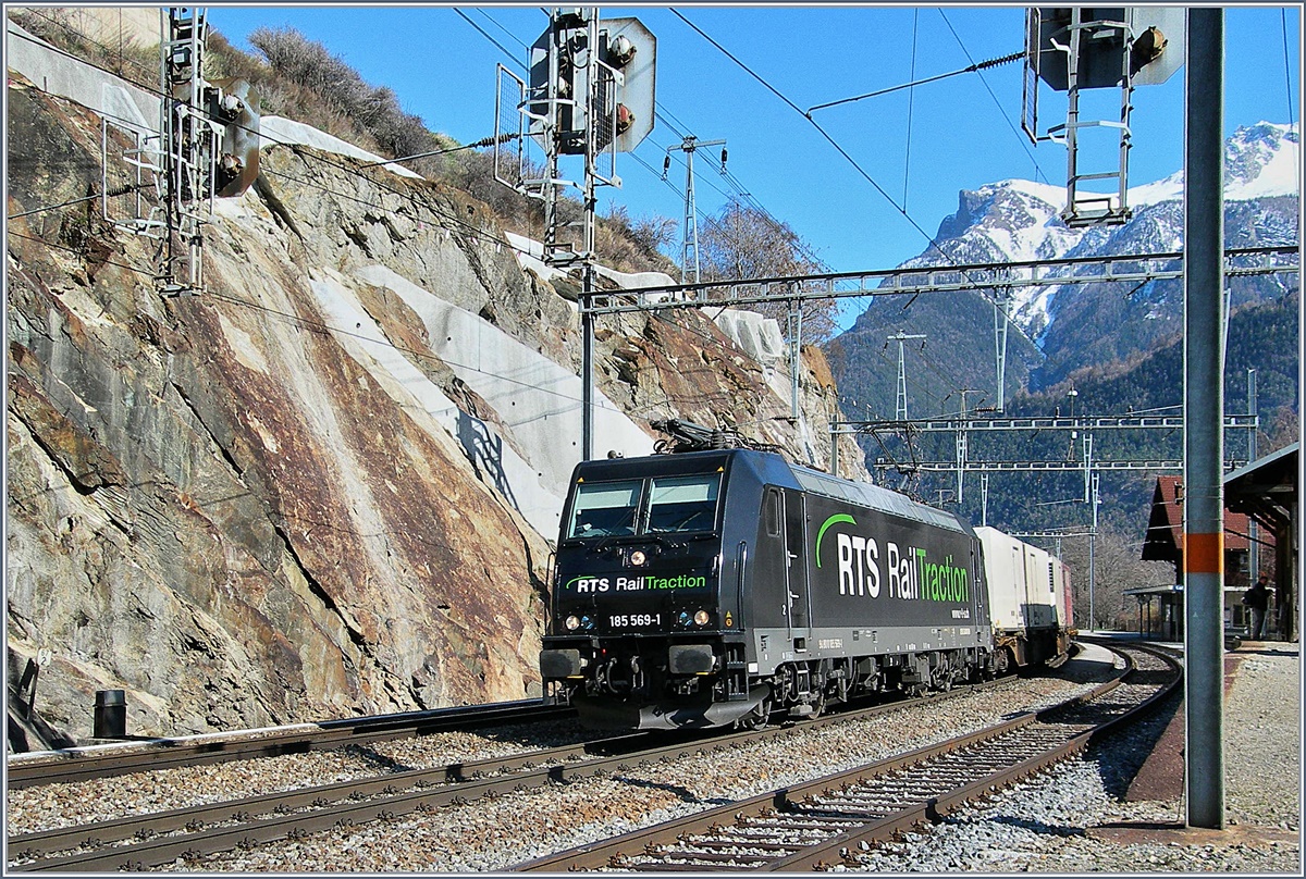 Die RTS  Re  185 596-1 bei der Durchfahrt in Lalden.
16. März 2007