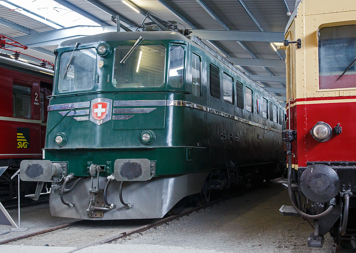 Die SBB Ae 6/6 11401 „Ticino“ (sp�ter Ae 610 401) am 09.09.2017 in der SVG Eisenbahn-Erlebniswelt Horb. Die Ae 6/6-Prototyplokomotive ist im Eigentum der SBB Historic und eine Leihgabe an den Club del San Gottardodie und bei SVG - Eisenbahnerlebniswelt Horb untergestellt.

Die Lok wurde 1952 von der SLM - Schweizerische Lokomotiv- und Maschinenfabrik (Winterthur), der elektrischer Teil ist von BBC - Brown, Boveri & Cie. (Baden) und MFO lieferte die Sicherheitsausr�stung sowie die elektrische Bremse.

In der Nachkriegszeit hatten die Schweizerischen Bundesbahnen ein zunehmendes Verkehrsvolumen zu bew�ltigen und sahen sich daher veranlasst, eine neue sechsachsige Drehgestelllokomotive vor allem f�r die Gotthardbahn zu beschaffen. Der Verkehr wurde bis dahin durch die SBB Ae 4/6, die SBB Ae 4/7 sowie die Ce 6/8 Krokodil-Lokomotive abgewickelt. Sie waren – aus heutiger Sicht – nur f�r sehr bescheidene Anh�ngelasten zugelassen. Dadurch waren am Gotthard Vorspanndienste n�tig, die zeitraubend, unpraktisch und unwirtschaftlich waren.

Das aus SLM und BBC bestehende Konsortium, zu dem sich sp�ter die Maschinenfabrik Oerlikon gesellte, erhielt im Jahr 1949 den Zuschlag f�r den Bau von zwei Prototypen. Den beiden Prototypen vorausgegangen war die Lieferung der CC 6051 (sp�ter CC 20001) an die SNCF f�r das savoyische Netz, das mit 20.000 Volt (sp�ter 25.000 V) und 50 Hz elektrifiziert war. Die Maschine mit den beiden dreiachsigen Drehgestellen diente als Vorbild f�r den mechanischen Teil der Ae 6/6 und wurde bereits 1950 ausgeliefert.

Die technische Entwicklung der Ae 6/6 erwies sich als schwierige Aufgabe, so dass die Lokomotive 11401 erst am 4. September 1952 das Fabrikgeb�ude der BBC in M�nchenstein in fahrtauglichem Zustand verlassen konnte. Sie wurde auf eine Probefahrt nach Z�rich geschickt, wo sie gewogen wurde. Dabei stellte sich heraus, dass sie 124 t statt der vorgesehenen 120 t wog. Sie kehrte nach M�nchenstein zur�ck und wurde vorerst technisch weiterentwickelt. Am 31. Januar 1953 folgte auch die Ae 6/6 11402.

Die SBB beschafften zwischen 1952 und 1966 insgesamt 120 dieser Lokomotiven der Achsfolge Co'Co'.  In den 1970er Jahren wurden die Prototypen 11401 und 11402 technisch weiterentwickelt. Sie wurden im Jahr 1978 vor allem der Lokomotive 11414 angeglichen, erhielten aber nie die Qualit�t der Serienlokomotiven. 1971 wurden die Ae 6/6 durch die neue SBB Re 4/4 III auf der Gotthardstrecke etwas entlastet. Echte Konkurrenz bekamen sie jedoch ab 1975 durch die SBB Re 6/6, die als ihr Nachfolge-Typ vorgesehen war und beinahe die doppelte Leistung hat. Der ehemalige Star des Gotthards wurde damit in niedergeordnete Dienste verdr�ngt und seither meist im Mittelland und im Jura und seit Mitte der 1990er Jahre fast nur noch im G�terverkehr eingesetzt. Dies, da er f�r den schnellen Reiseverkehr mit der von 125 km/h auf 120 km/h herabgesetzten H�chstgeschwindigkeit zu langsam ist.

1999 wurden auf Grund der Restrukturierung bei den SBB alle 120 Lokomotiven in die Division G�terverkehr (SBB Cargo) eingeteilt. Im G�terverkehr ist die Ae 6/6 heute weiterhin eine sehr zuverl�ssige Lokomotive. Da die Ae 6/6 Drehgestelle mit je drei Achsen enthalten, haftet an ihnen der Makel von �Schienenm�rdern�. Der Unmut wurde besonders aufgrund von G�terfahrten auf der zur Chemins de fer du Jura (CJ) geh�renden Strecke Porrentruy–Bonfol laut.

Als gr�sster Nachteil der Ae 6/6 wird h�ufig die fehlende Vielfachsteuerung erw�hnt. Bisherige Pl�ne eines Umbaus wurden verworfen und aufgrund der ungewissen Restlebensdauer auch nicht weiter verfolgt. 

Die noch betriebsf�higen Serienloks waren zuletzt vor Nahg�terz�gen anzutreffen, und standen tags�ber meist in den gro�en Rangierbahnh�fen. Im M�rz 2007 gab SBB Cargo bekannt, dass eine gr��ere Anzahl von Ae 6/6 eine Neubemalung im sogenannten  Cargo-Look  erhalten und noch mindestens bis zur Inbetriebnahme des Gotthard-Basistunnels (voraussichtlich um 2016) in Betrieb bleiben sollten. 

Am 5. Juli 2012 ver�ffentlichte SBB Cargo das neue Flottenkonzept, welches die Ausmusterung der noch im Betrieb stehenden, rund 40 Ae 6/6 bis Ende 2013 vorsieht. Ihre verbliebenen Dienste sollen durch Re 620 und Re 420 �bernommen werden. Im Dezember 2013 stellte SBB Cargo die letzte Ae 610 au�er Dienst. Die Lokomotiven die nicht SBB Historic �bergeben wurden, wurden verschrottet.

TECHNISCHE DATEN der Ae 6/6 -11401 (Daten der Serienlok weichen leicht ab):
Nummerierung:  11401 – 11520 (sp�ter auch Ae 610 401–Ae 610 520)
Gebaute Anzahl: 120
Hersteller:  SLM Winterthur, BBC Baden und MFO Z�rich
Baujahre:  1952, 1955–1966
Ausmusterung:  2002–2013
Spurweite: 1.435 mm (Normalspur)
Achsformel: Co'Co'
L�nge �ber Puffer: 18.400 mm
Drehzapfenabstand: 8.700 mm
Achsabst�nde in den Drehgestellen: je 2 x 2.150 mm
Triebraddurchmesser: 1.260 mm
H�he:  4.500 mm
Breite: 2.970 mm
Dienstgewicht: 124 t (Serienloks 120 t)
H�chstgeschwindigkeit:  125 km/h (sp�ter  auf 120 km reduziert)
Stundenleistung:  4.300 kW (5.830 PS)
Anfahrzugkraft:  330 kN (Serienloks 400 kN)
Anzahl der Motoren: 6
Getriebe�bersetzung: 1 : 2,216
Bremssysteme:
Automatische Bremse: Oerlikon
Elektrische Bremse: Nutzstrombremse
Schleuderbremse: manuell
Handbremse: Spindel