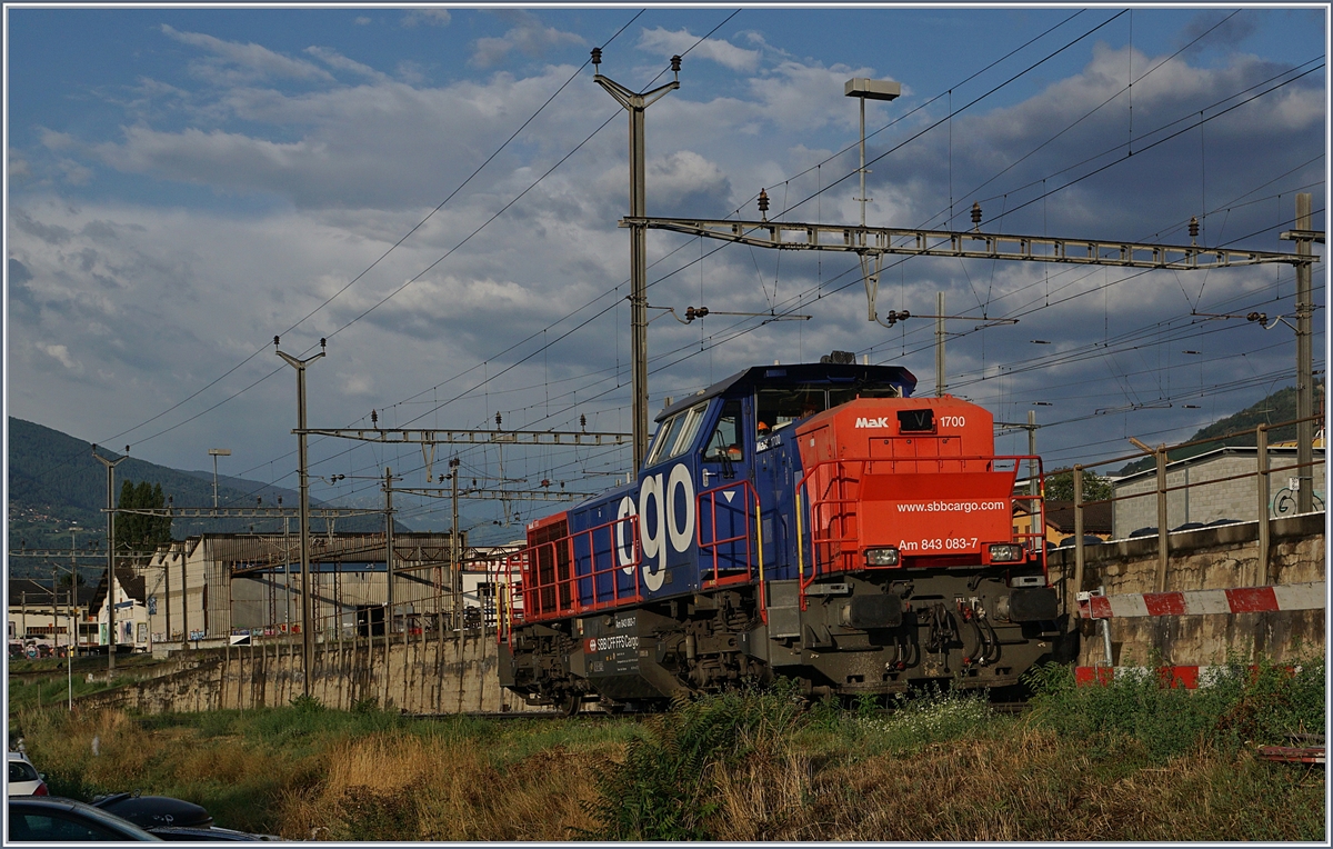 Die SBB Cargo Am 842 083-7 kommt von Chippis (Anschluss-Gleis Novelis) und erreicht den Bahnhof Sierre.
31. Juli 2017