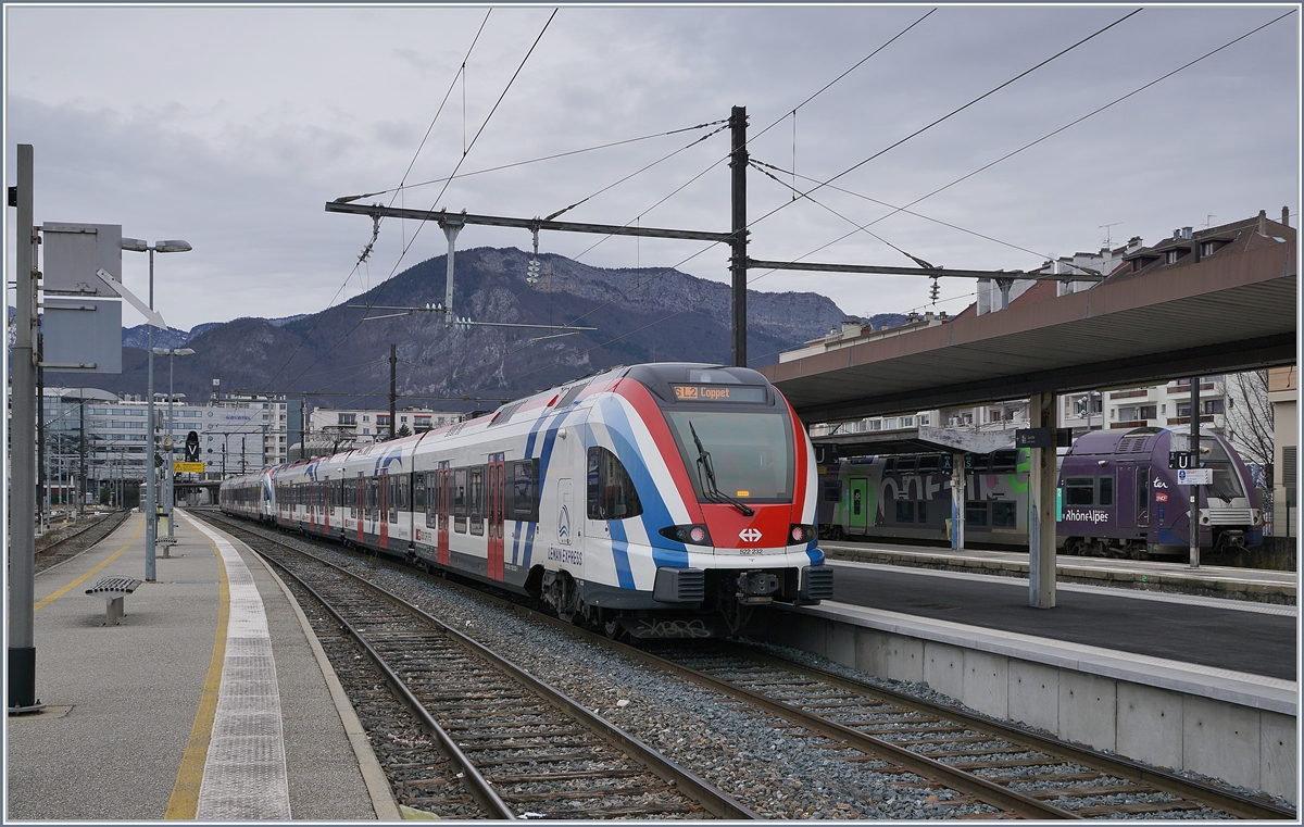 Die SBB LEX RABe 522 kommen auf der SL2 planmässig bis nach Annecy, einer hübschen Kleinstadt in Savoyen. 
Das Bild zeigt den Der SBB LEX RABe 522 232 und einen weiteren LEX RABD 522 im Bahnhof von Annecy vor der Rückfahrt nach Coppet.


13. Feb. 2020
