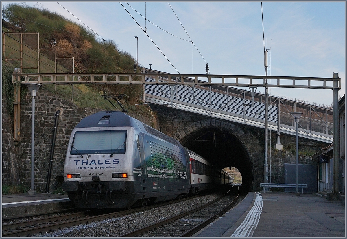 Die SBB Re 460 025-2 fährt ist mit ihrem IR nach Brig in Lutry durch. 

3. Nov 2017