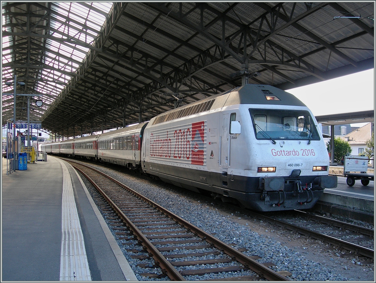 Die SBB Re 460 098-7  Bodio  wirbt für die Verbindung durch den Gotthard ab 2016.
Lausanne, den 9. Juli 2015