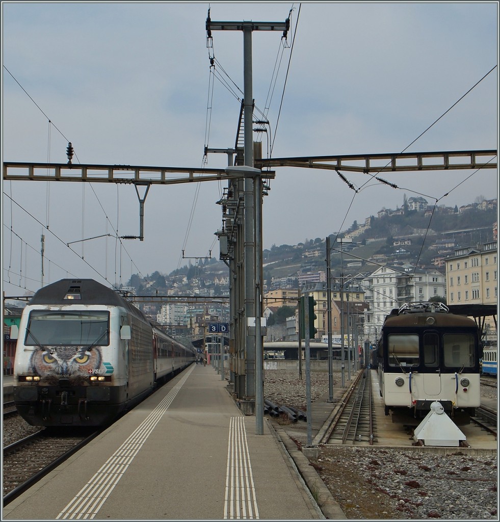 Die SBB Re 460 105-0 beäugt etwas skeptisch das neue MOB Farbkonzept, welchem das bunte  Bipperlisi  Be 4/4 1007 als erstes zum Opfer fiel.
Montreux, den 15. März 2015