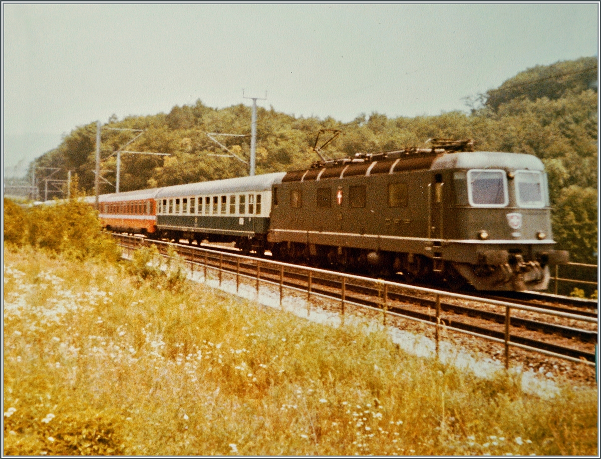 Die SBB Re 6/6 11645  Colombier  ist mit dem IC 20383  Barbarossa  auf dem Weg in den S�den und infolge einer Betriebsst�rung auf der Stammstrecke via Freiamt unterwegs und erreicht hier die Abzweigstation Gruemet, wo die Heitersberglinie auf die Strecke von Baden Oberstadt trifft. 

Analogbild vom 16. Juli 1982
