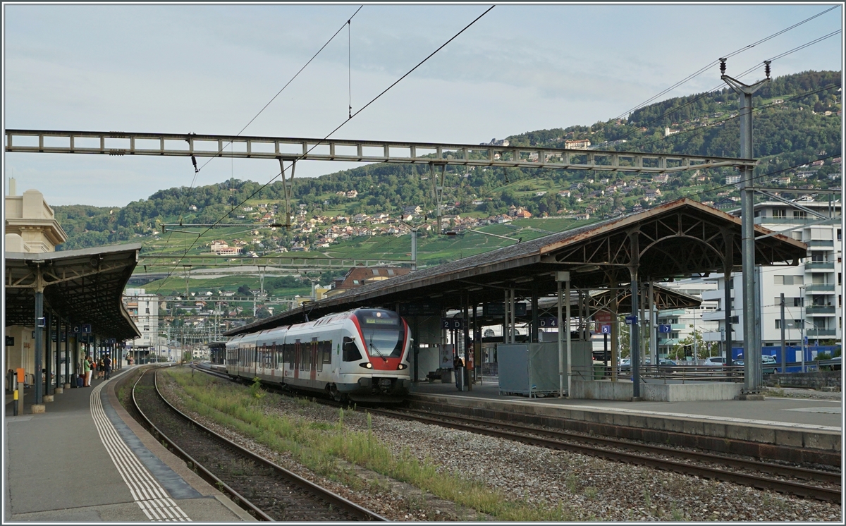 Die SBB will die historischen Bahnsteigdächer von Vevey, die um das Jahr 1900 errichtet wurden restauriert. Im Bild ein SBB RABe 523 als S2 auf der Fahrt nach Villeneuve vor der Renovation der Bahnsteigdächer.

1. Sept. 2019