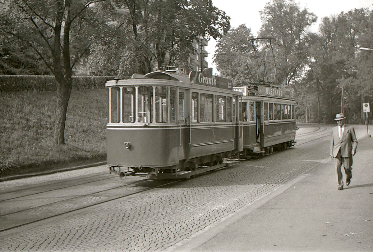 Die Steigung hinauf zum Bierh�beli mit Tramzug 147 (ohne Luftbremse, f�r stehende Bedienung) und Anh�nger 225. Man beachte, dass die Strasse nicht asphaltiert ist! 147 hat Baujahr 1936 und existiert noch heute, und zwar als Wagon Restaurant.  Aufnahme 21.September 1965 