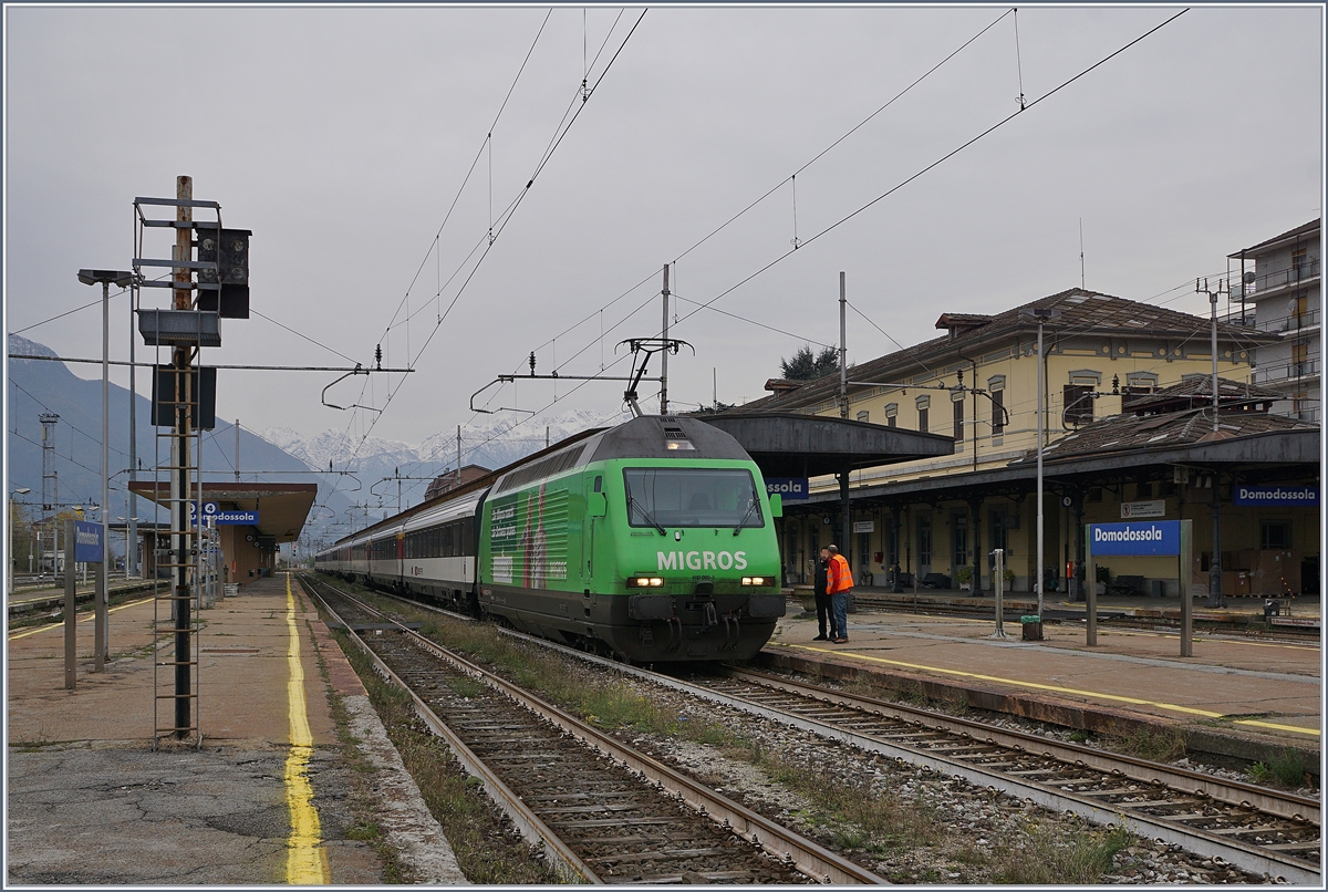 Die Stromabnehmerstellung bereits LBT konform, wartet die SBB Re 460 080-5  MIGROS  in Domodossla mit ihrem IC 1076 nach Basel SBB auf die Abfahrt.
29. Nov. 2018