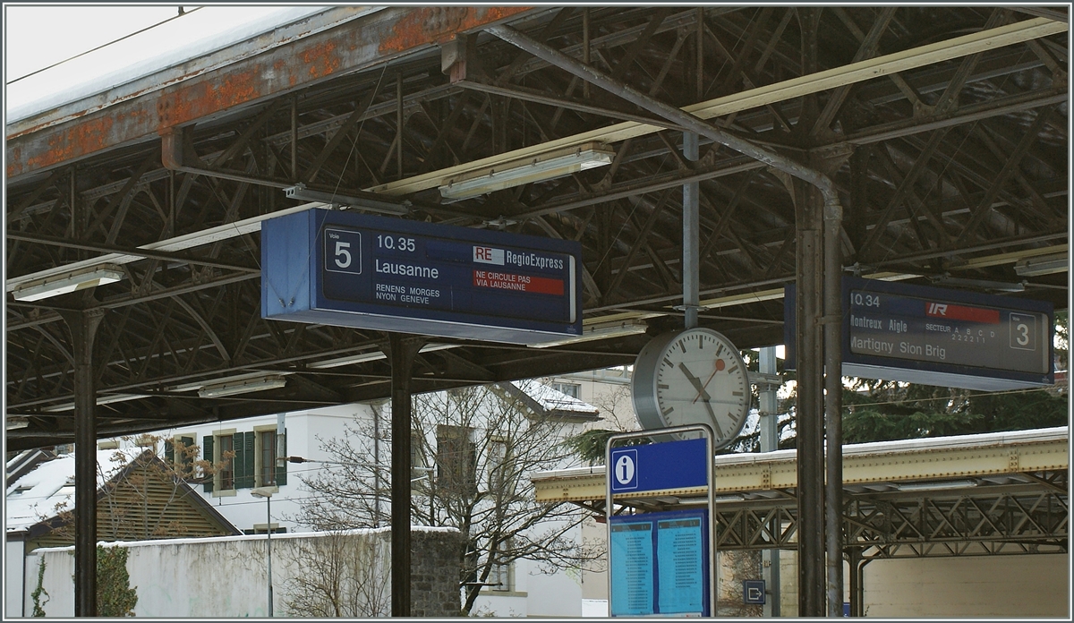 Die weitverbreiteten Faltblattabfahrtsanzeiger taten viele Jahre ihren Dienst, auch wenn mitunter durch  hängegebliebene  Faltblätter hin und wieder falsche oder widersprüchliche Information entstanden, wie hier zu sehen ist. 

Vevey, den 9. Dezember 2012
