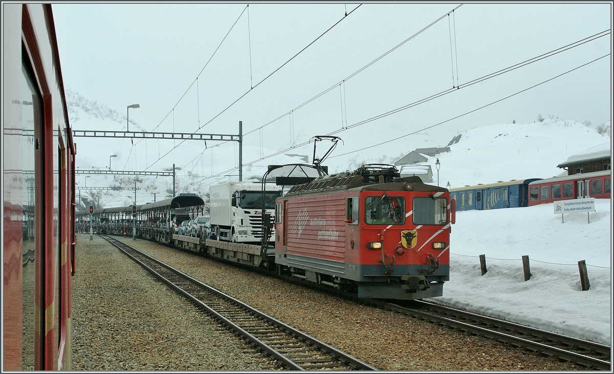 Die Zahnradlose MGB Tunnellok Ge 44  Uri  erreicht mit ihrem Tunnelautozug Realp.
3. April 2013