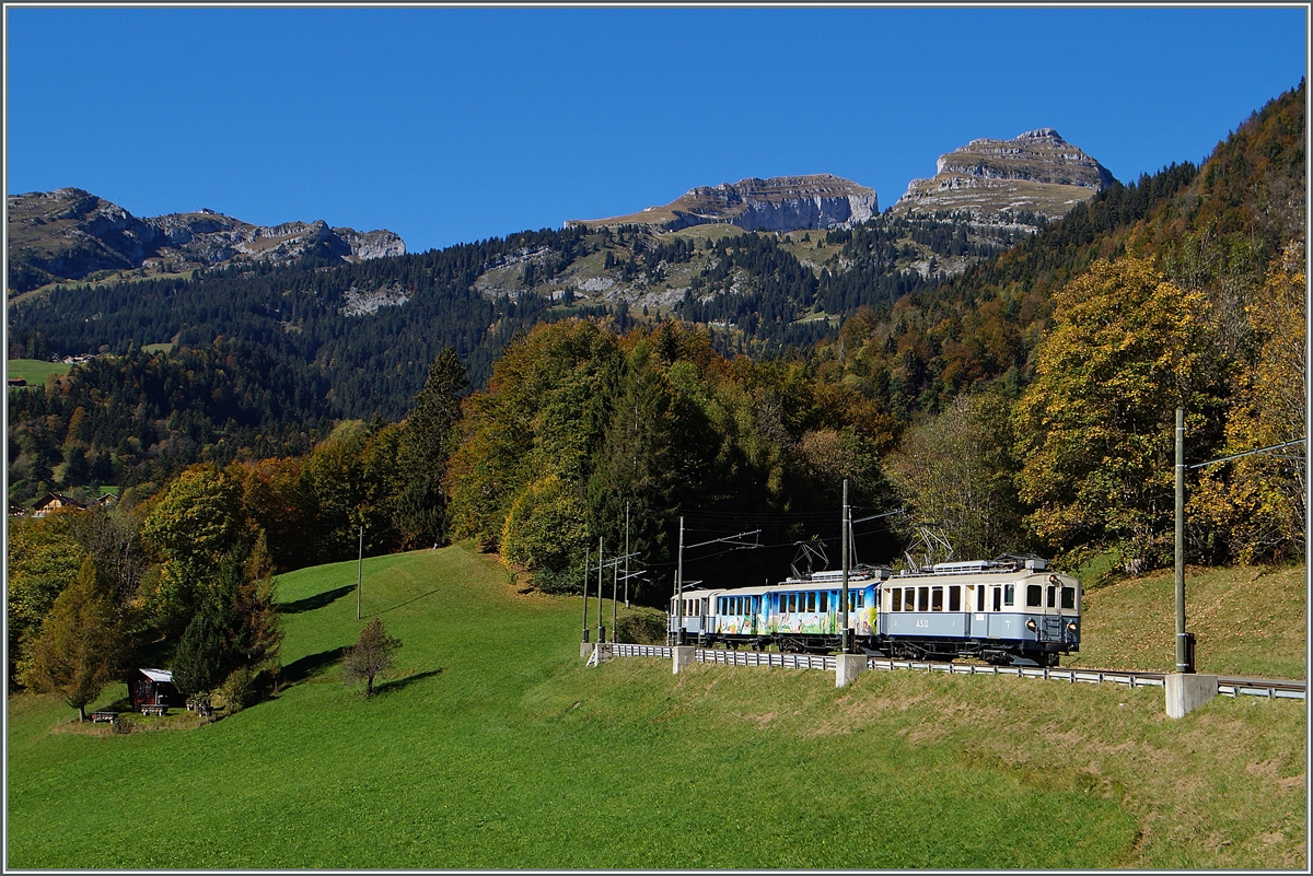 Die zwei historischen ASD Triebwagen BCFe 4/4 N� 1 und ASD BDe 4/4 N� 2 auf einer Sonderfahrt kurz nach Le S�pey.
18. Okt. 2014