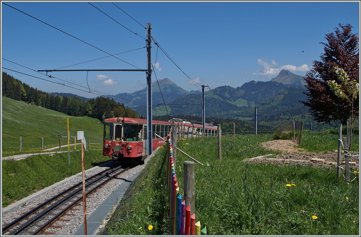 Dies Bild zeigt, wie abrupt es gleich nach der Bergstation Les Pleiaes bergab geht.
18. Mai 2015