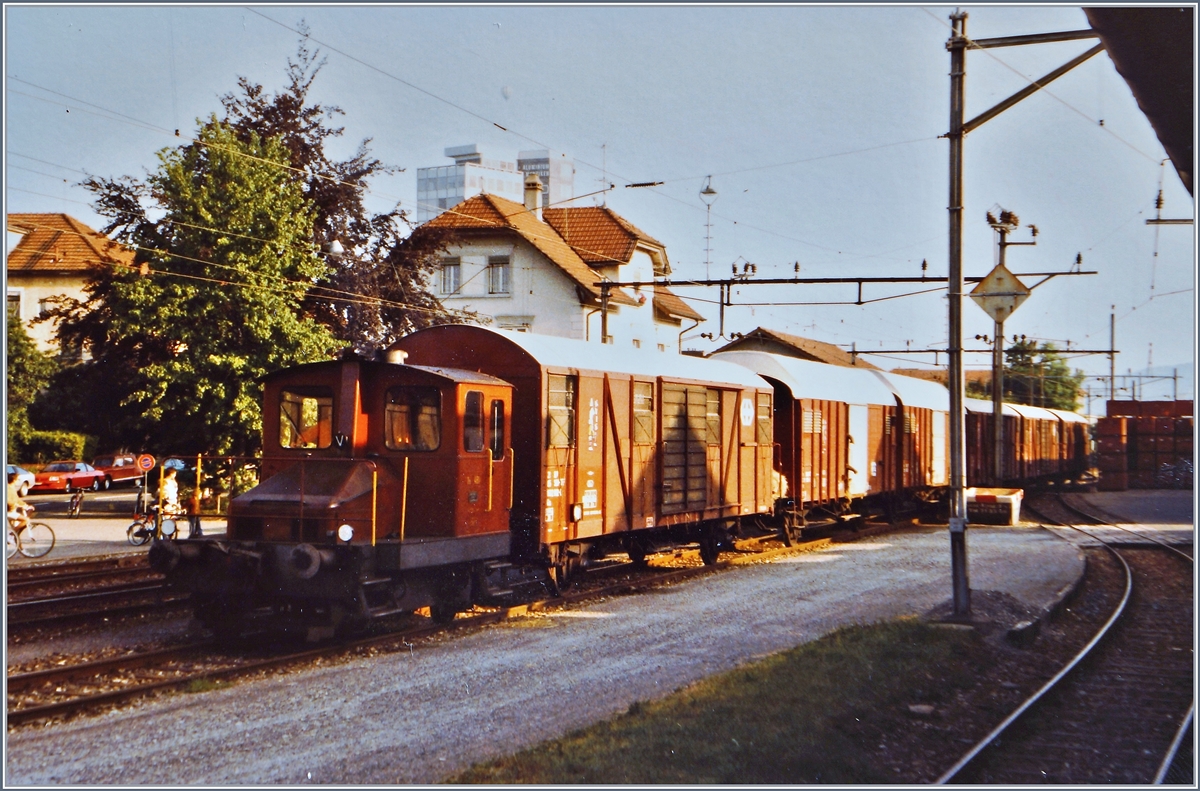 Dort, wo sich heute der AAR Bahnhof Menziken befindet, rangierte im Sommer 1984 im damaligen Bahnhf Menziken SBB eine  Spitzmaus  Zirkus Knie Wagen, darunter sind auch zwei  Elefantennwagen  zu erkennen.
Juli 1984