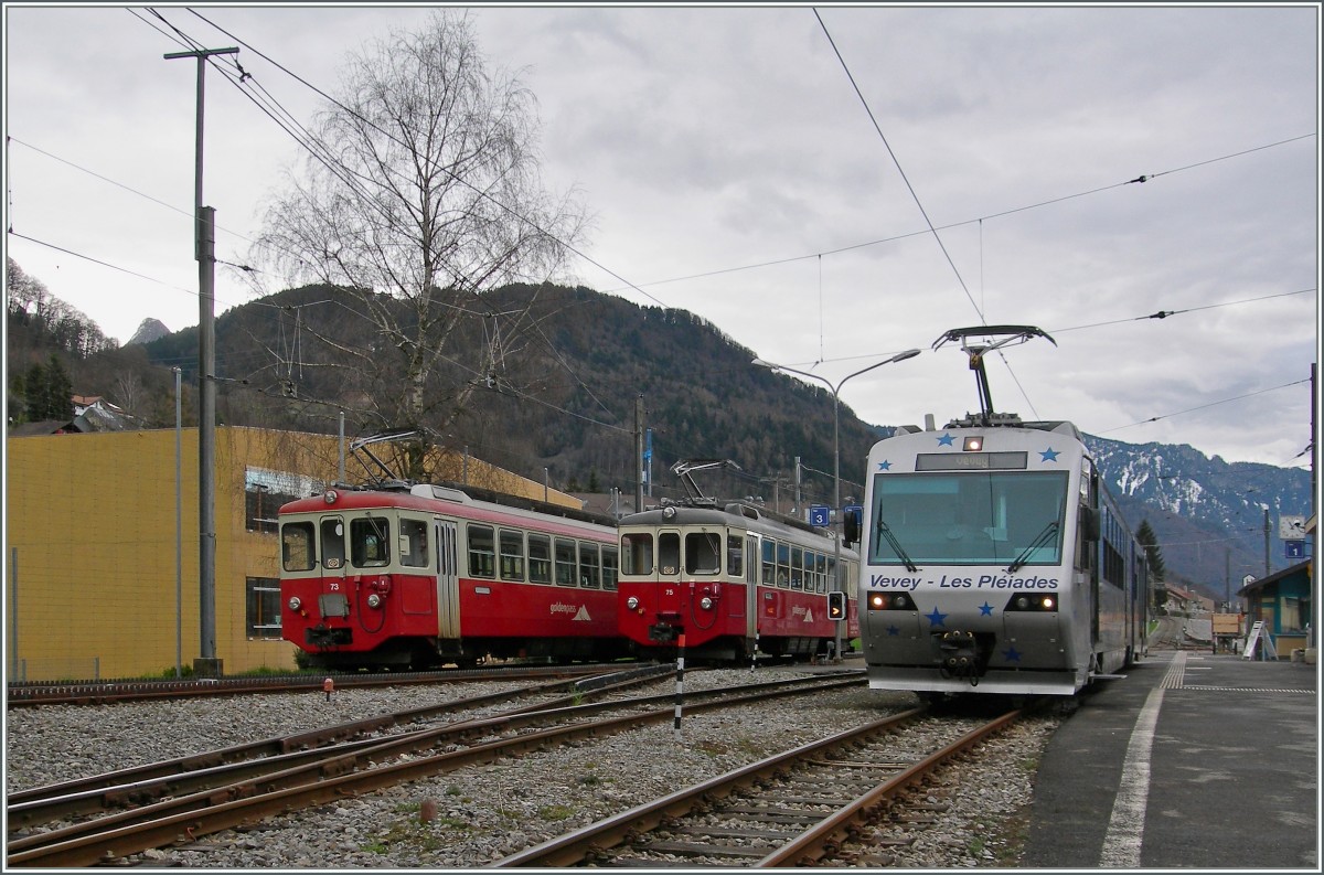 Drei mal CEV  A7 , wie die Treibwagen interen auch genannt wurden: Links der BDeh 2/4 in Ursprungsausführung, in der Mitte der später gebaute und kürzlich revidierte BDeh 2/4 N° 75 und rechts der Beh 2/4 71, welcher mit einem neuen Kasten und einen fest verbunden Bt unterwegs ist.
Blonay, den 31. März 2015