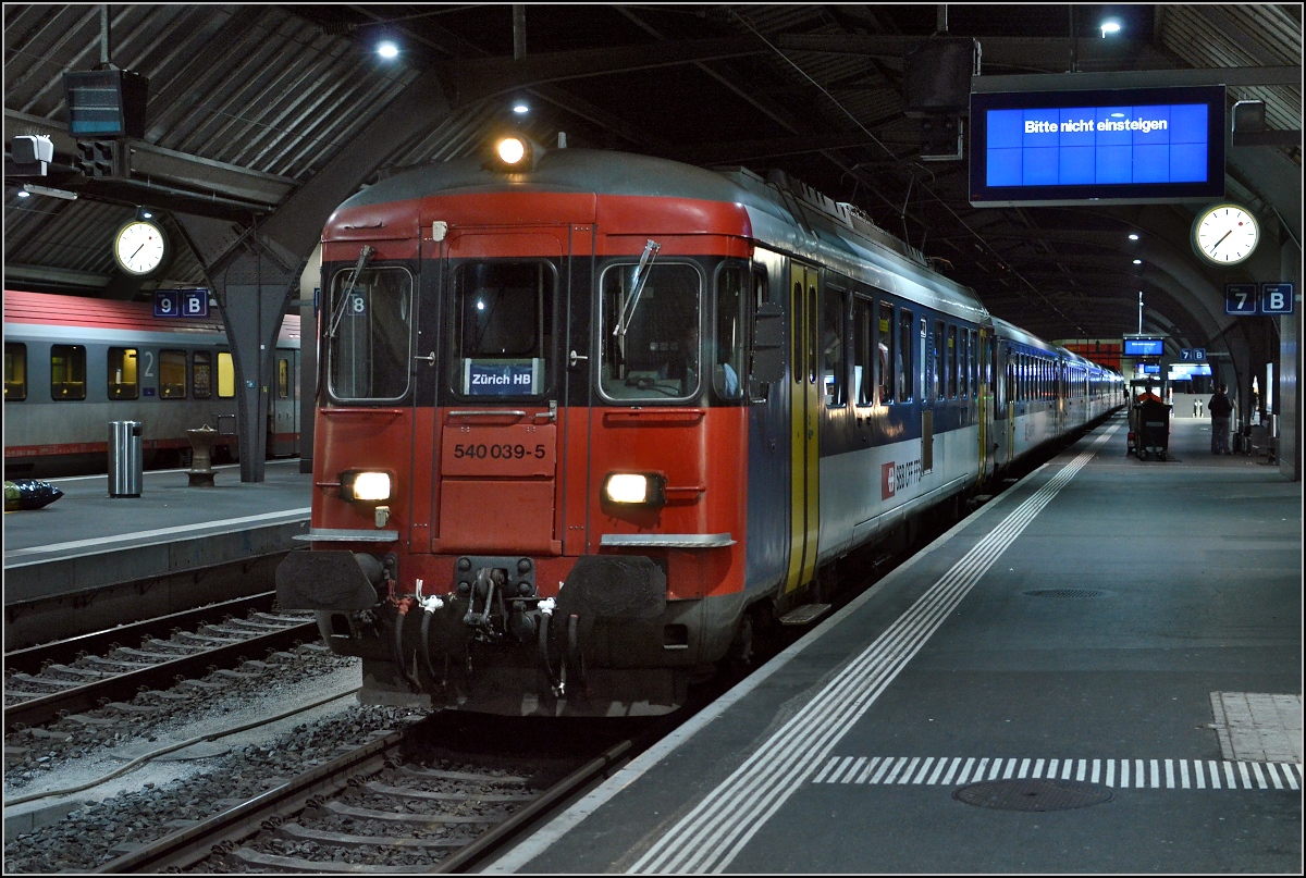 Drittletzter Planeinsatz von RBe 540 bei der SBB. 

Feierabend in Z�rich. Der Zug mit RBe 540 039-5 und 034-6 wird nun weggestellt. Oktober 2014