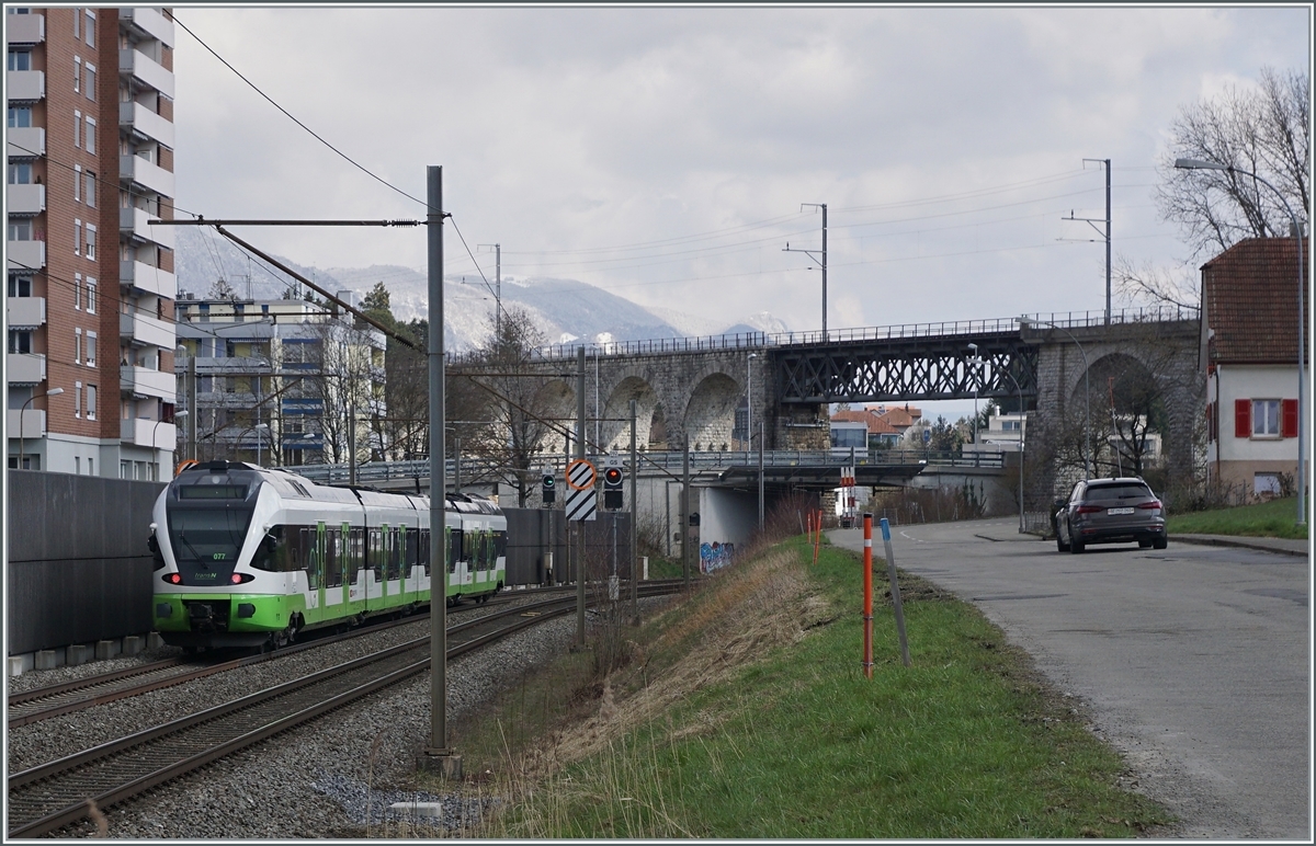 Durch die baubedingte, mehrmonatige Streckensperre zwischen Neuchâtel und La Chaux de Fond nicht mehr benötigten von der TransN gemieteten SBB RABe 523 verkehren teilweise im Regionalzugverkehr Biel/Biene - Olten. Der RABe 523 077 ist als Regionalzug von Biel/Bienne nach Solothurn unterwegs und erreicht das Einfahrsignal von Grenchen Süd. Im Hintergrund der BLS/MLB Mösli Viadukt.

19. März 2021