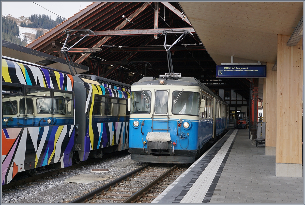 Durch einen Erdrutsch und den damit verbundenen Streckunterburch zwischen Gstaad und Châteua d'Oex Anfangs Januar 2018 kamen die beiden im östlichen Teil verbleibne ABDE 8/8 4001 und 4002 nochmals zu zahlreichen Einsätzzen.
Das Bild zeigt den ABDe 8/8 4001 als Regionalzug nach Rougemont in Zweisimmen.
10. Jan. 2018