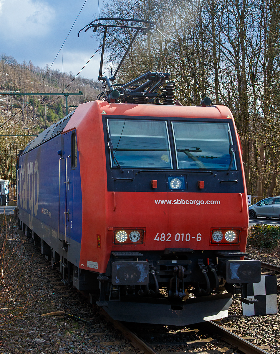 Durch den Felsrutsch bei Kestert, unweit des Loreley-Felsens im Mittelrheintal, ist meistbefahrenste G�terzugstrecke Europas die Rechte Rheinstrecke KBS 466 teilweise versch�ttet worden und gesperrt. Wohl bedingt dadurch fahren nun G�terz�ge �ber die Siegstrecke fast im Blockabstand ....
Die Re 482 010-6 (91 85 4482 010-6 CH-SBBC) der SBB Cargo AG f�hrt am 19.03.2021, mit einem HUPAC-KLV/Container-Zug durch Kirchen an der Sieg in Richtung Siegen. Hinweis: Ich stehe am Bahnsteig vom Bahnhof.

Die TRAXX F140 AC1 wurde 2002 von Bombardier in Kassel unter der Fabriknummer 33519 gebaut und an die SBB Cargo AG geliefert. Sie hat die Zulassungen und Zugbeeinflussungssysteme f�r die Schweiz und Deutschland. Zurzeit ist sie an die SBB Cargo International AG vermietet