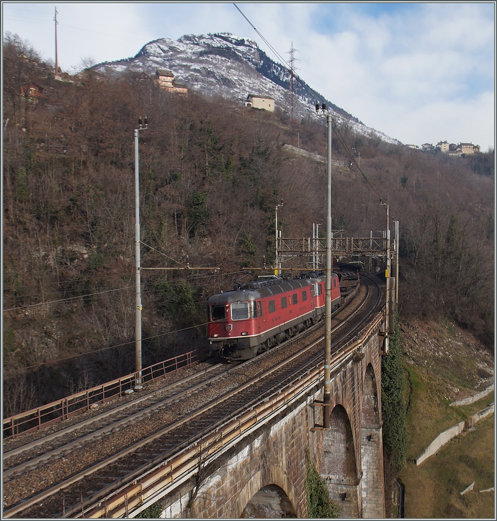 Eien  Re 10/10  mit einem Containerwagenzug kurz vor Preglia.
27. Jan. 2015