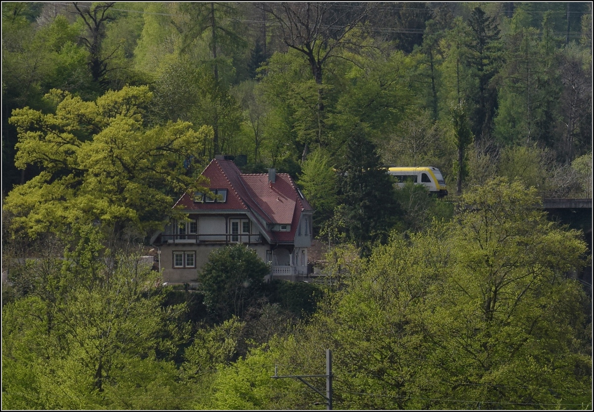 Ein 612 nahe der M�hlbachbr�cke bei Albert. Betrachtet aus der Schweiz. April 2019.