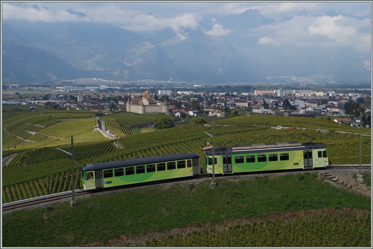 Ein ASD Regionalzug Richtung Aigle oberhalb des Schlosses von Aigle. 
4. Okt. 2014