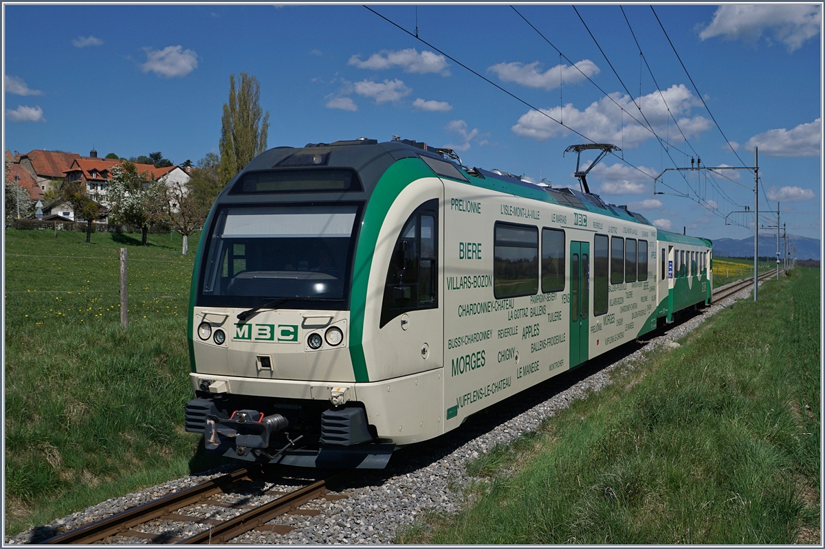 Ein BAM Regionalzug bestehend aus Be 4/4 und Bt 54 nach Apples erreicht Pampigny-Sévery.

10. April 2020