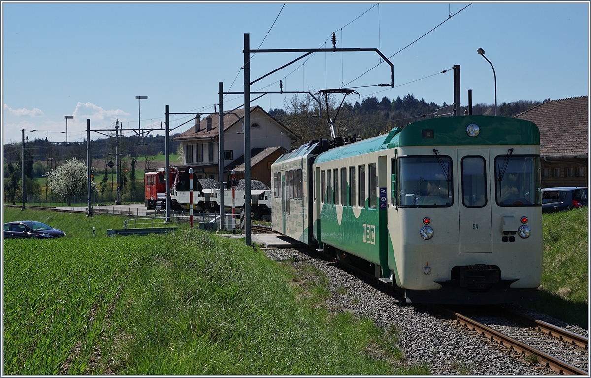 Ein BAM Regionalzug bestehend aus Be 4/4 und Bt 54 nach Apples erreicht Pampigny-Sévery.

10. April 2020