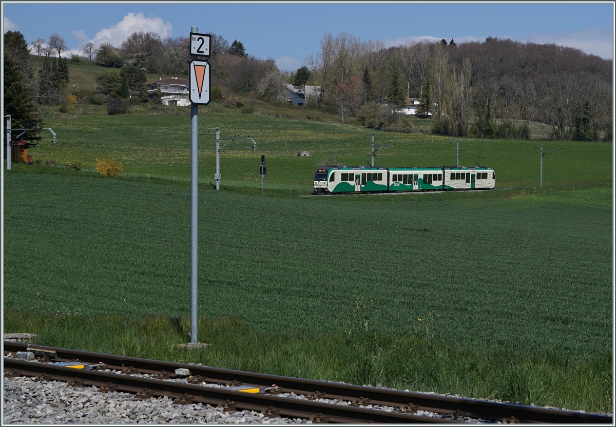 Ein BAM Regionalzug von Bière nach Morges erreicht in Kürze Yens. 

20. April 2021
