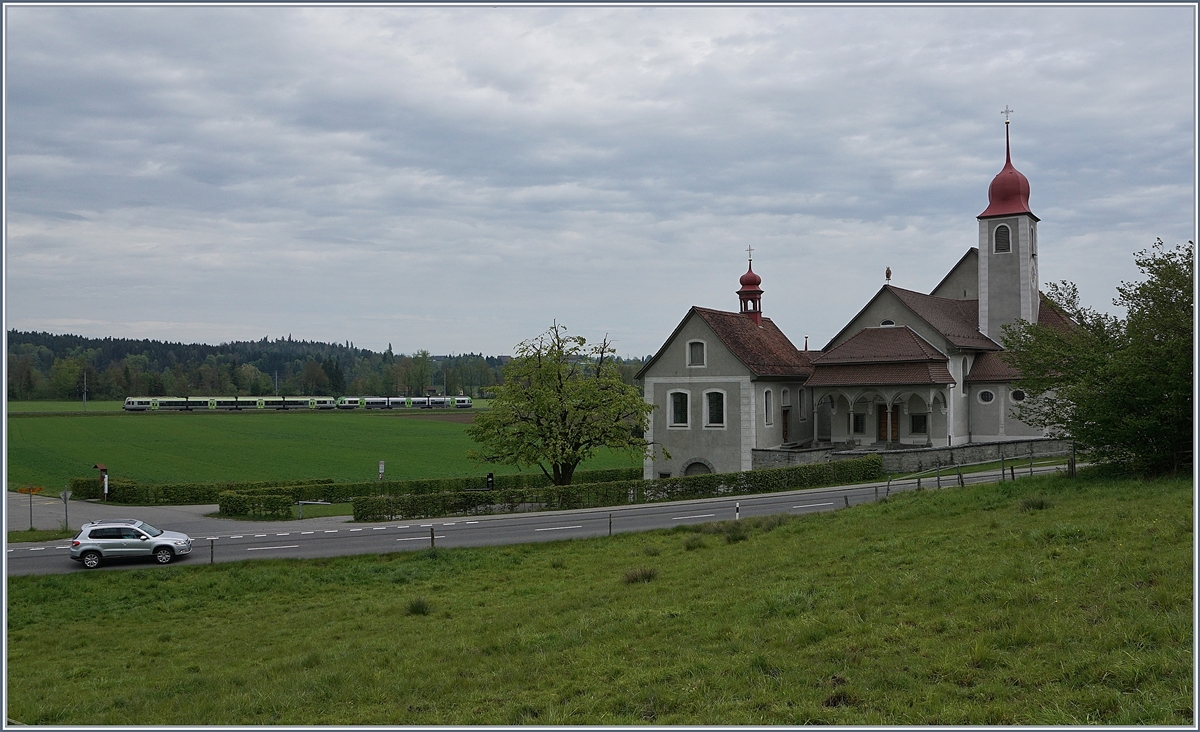 Ein BLS RABe 535  L�tschberger  und ein BLS RABe 525  NINA  auf der Fahrt von Luzern nach Bern/Langenthal kurz vor Malters bei der Kirche St. Jost in Blatten.
6. Mai 2017