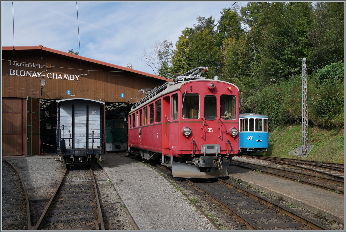 Ein kurzer Sonntags Nachmittags Ausflug zur Blonay-Chamby Bahn: Durch den Einsatz der vielen fahrbereiten Fahrzeuge bei der B-C zeigt sich des Museum im Wandel, es zeigt immer wieder andere Aufstellungen der Fahrzeuge. 
Im Bild der bekannte RhB Bernina Bahn ABe 4/4 I N° 35. 

2. Okt. 2021