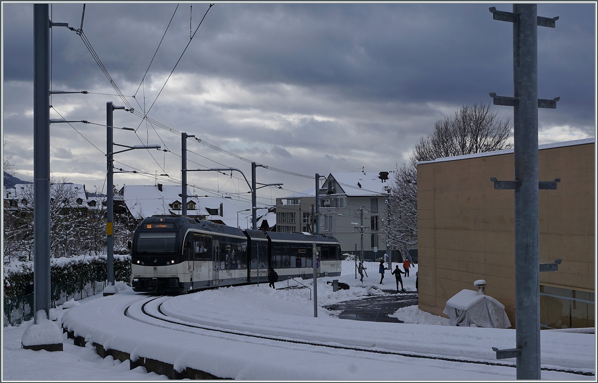 Ein mit zwei CEV MVR SURF ABeh 2/6 geführter Regionalzug Les Pléiades - Vevey erreicht Blonay.

25.Jan. 2021