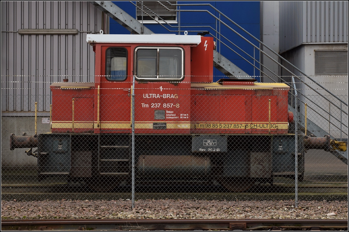 Ein Rangierdiesel von O&K mit der Fabriknummer 26971 versieht heute für die Ultra Brag AG seinen Dienst im Auhafen. Tm 98 85 5 237 857-8 CH-ULBRG lautet die Nummer der 1981 an die Firma Fahr in Gottmadingen ausgelieferte Lok. Muttenz, Februar 2020.