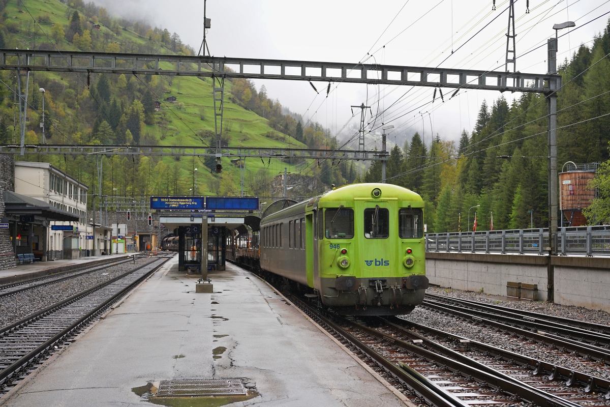 Ein von der Re 425 194 geschobener Autozug mit dem BDt 946 an der Spitze trifft am 07.05.2024 in Goppenstein ein