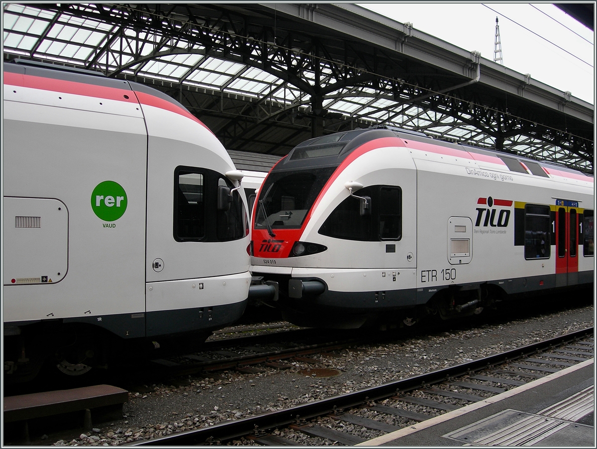 Ein RER RABe 523 und ein TILO 524 bilden vereint einen S-Bahn Zug in Lausanne. 

15. Okt. 2013