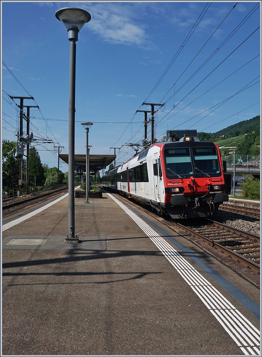 Ein SBB Domino unterwegs von Neuchâtel nach Biel/Bienne beim kurzen Halt in Twann.
31. Juli 2017
