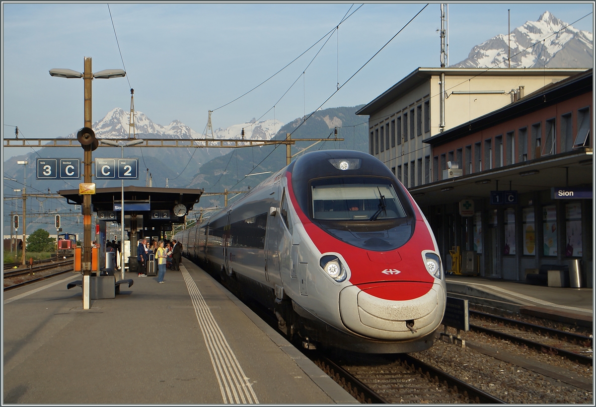Ein SBB RABe 503 als EC 35 beim Halt in Sion.
13. Mai 2015