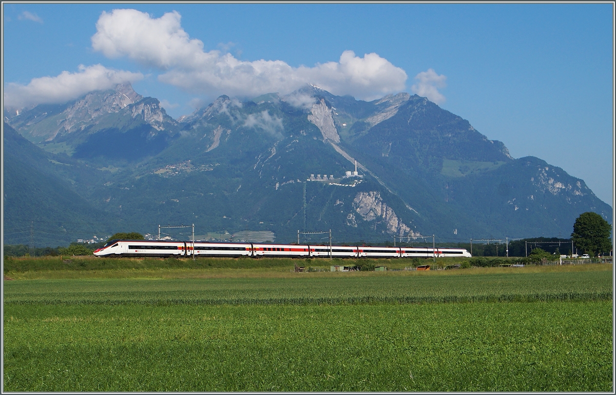 Ein SBB RABe 503 sterbt als EC 37 bei Aigle Süddwärts.
27. Mai 2015